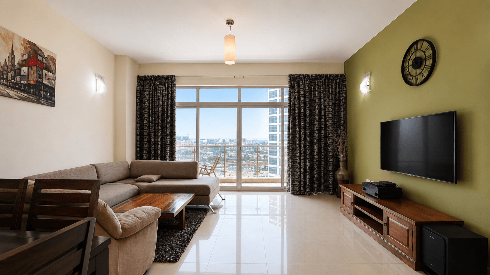 2 Bedrooms Apartment for with Balcony and Sea View