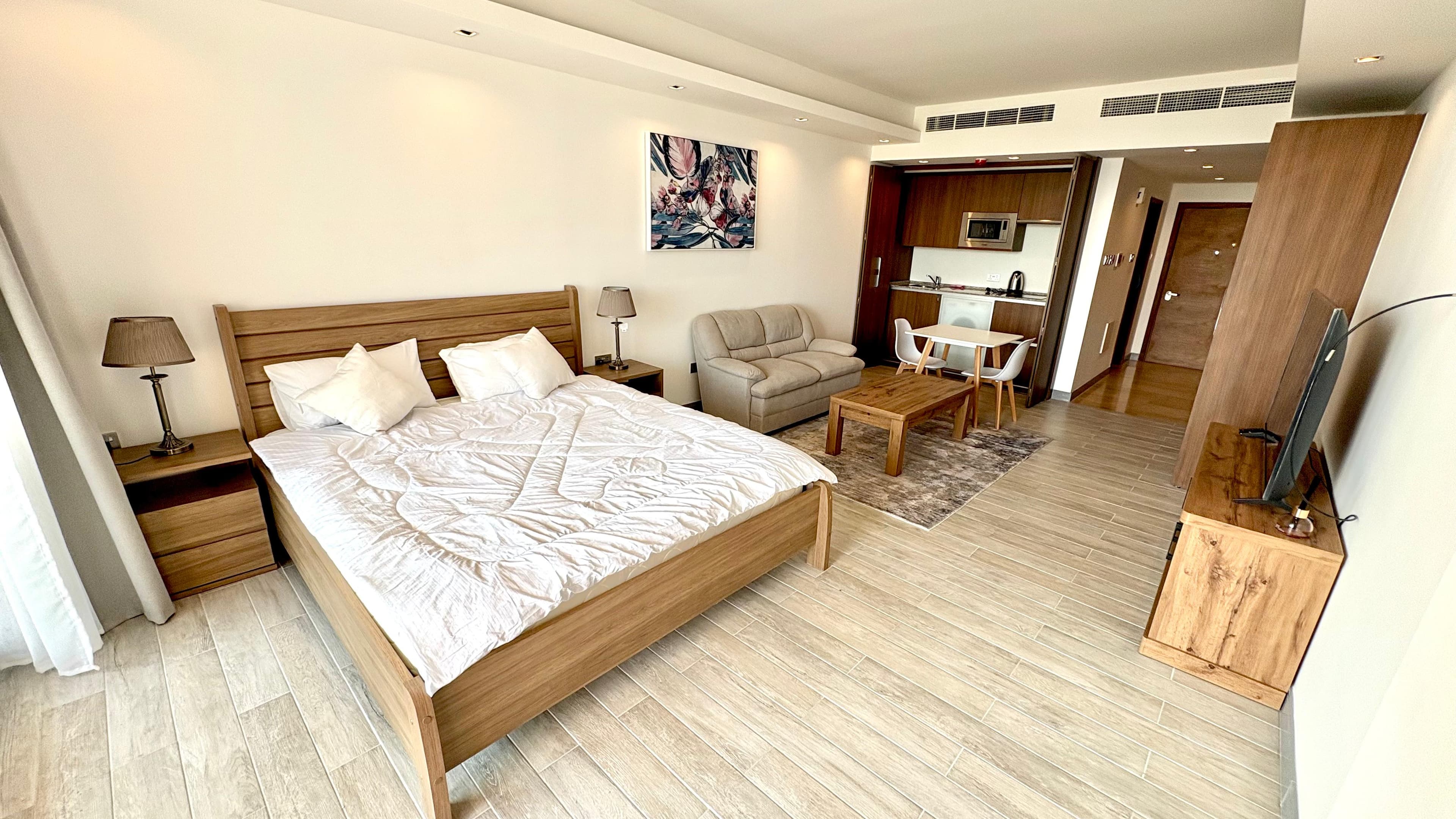 Modern studio with access to Pool, Gym & Covered Parking
