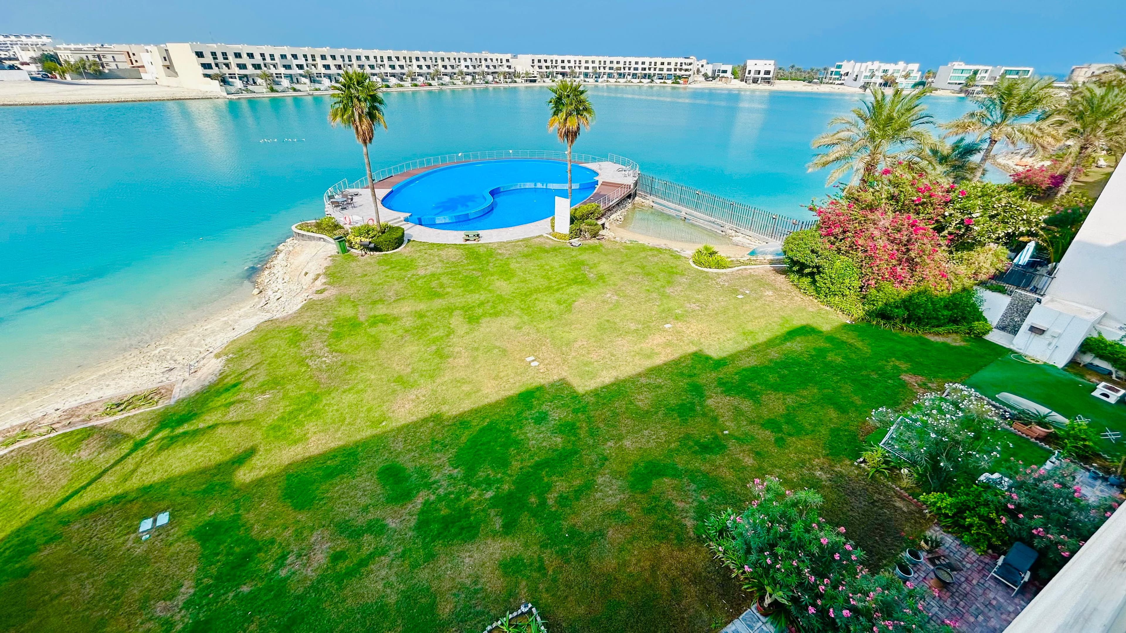 Luxury 4 BR Villa in Amwaj with Beach Access